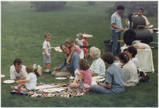 Archivo:Vice President Bush picnics on the lawn of his Kennebunkport home with his family - NARA - 186370