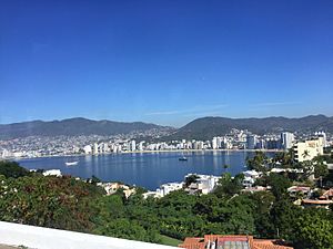 Archivo:Vista de Puerto Marqués en Acapulco, Guerrero