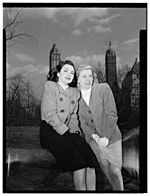 Archivo:(Portrait of Doris Day and Kitty Kallen, Central Park, New York, N.Y., ca. Apr. 1947) (LOC) (5269518510)