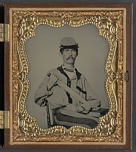 Archivo:(Unidentified soldier in Confederate uniform and Co. D, 3rd North Carolina Volunteers Regiment hat with Bowie knife and sheath with initials J.L.W.) (LOC) (14378946990)