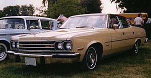 Archivo:1974 AMC Ambassador Brougham 4-door sedan beige
