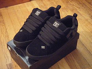 Archivo:Black DC Court Graffik shoes