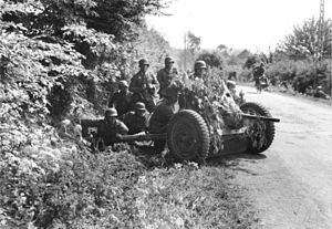 Archivo:Bundesarchiv Bild 101I-127-0391-21, Im Westen, deutsche Soldaten mit getarnter Pak