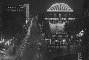 Archivo:Bundesarchiv Bild 102-13681, Berlin, Stresemannstraße bei Nacht