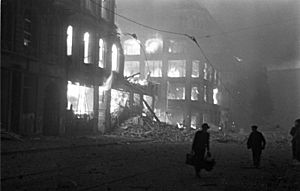 Archivo:Bundesarchiv Bild 183-J30142, Berlin, Brände nach Luftangriff