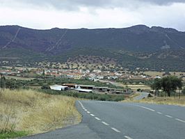 Carrascalejo con la sierra de Altamira en segundo plano