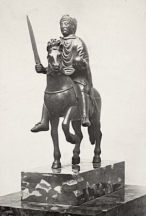 Archivo:Charles Marville, Hôtel Carnavalet, statue of Charlemagne, ca. 1853–70
