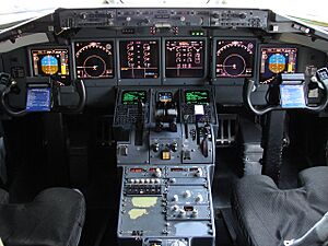 Archivo:Cockpit of Boeing 717 (4044023759)