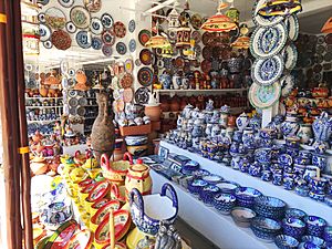 Archivo:Comercio de artículos de cerámica en Purullena
