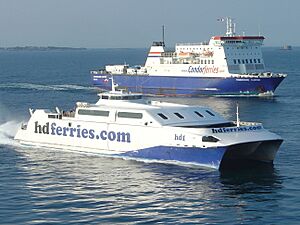 Archivo:Condor Ferries and HD Ferries at St. Peter Port Guernsey