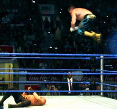 Archivo:Eddie Guerrero Frog Splash cropped