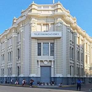 Archivo:Edificio de Telecomunicaciones en el centro histórico de San Salvador, tomada en 2024