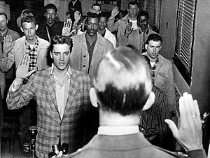 Archivo:Elvis sworn into army 1958