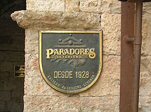 Archivo:Emblema de Paradores de Turismo, en la puerta del Parador establecido en el Castillo de Enrique II