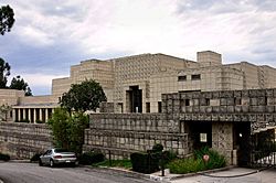 Archivo:Ennis House front view 2005