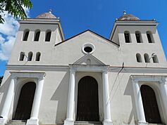 Archivo:Façade de la cathédrale San Isodoro à Holguin