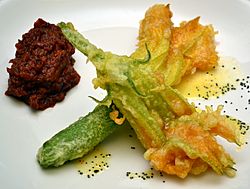 Archivo:Flor de calabacín en tempura y pisto manchego del restaurante granero