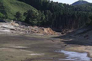 Archivo:Fujinuma Dam failure