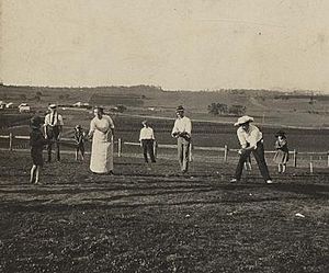 Archivo:Game of rounders on Christmas Day at Baroona, Glamorgan Vale, 1913
