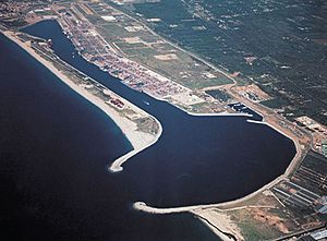 Archivo:Gioiatauro seaport