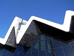 Archivo:Glasgow. Riverside Museum. Detail of south elevation