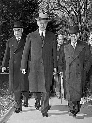 Archivo:Hull, Nomura and Kurusu on 7 December 1941