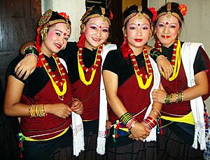 Archivo:Indigenous magar girls of Nepal