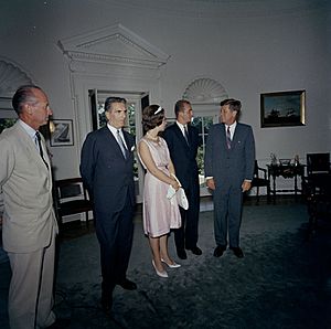 Archivo:KN-C23514. President John F. Kennedy with Prince Juan Carlos of Spain and Princess Sophia of Greece