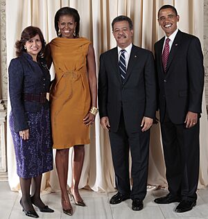 Archivo:Leonel Fernandez Reyna with Obamas adjusted