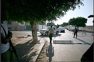 Archivo:Libya rebel checkpoint by VOA