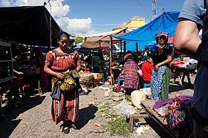 Archivo:Market in Santa Clara la Laguna, Guatemala