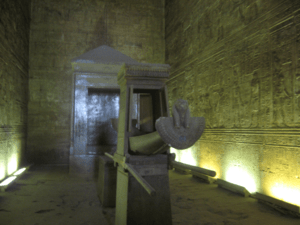 Archivo:Monument inside the Temple of Horus Edfu 977