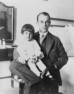 Archivo:Mr. Nijinsky and his little daughter at his apartments in the Biltmore (c. 1916)