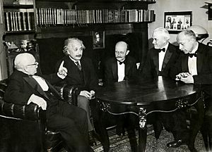 Archivo:Nernst, Einstein, Planck, Millikan, Laue in 1931