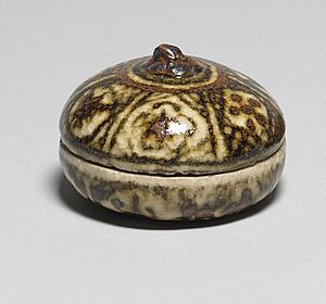 Archivo:Ogata Kenzan - Incense Box - Walters 49354 - Closed