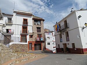 Archivo:Panorámica urbana de Chóvar. Plaza de la Iglesia