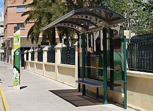 Archivo:Parada d'autobús a Gandia