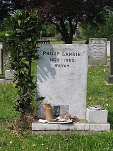 Archivo:Philip Larkin -headstone at Cottingham municipal cemetery, near Hull, England-24May2008