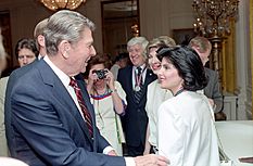Archivo:President Ronald Reagan greeting Gloria Allred