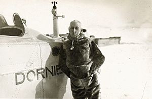 Archivo:Roald Amundsen Svalbard 1925