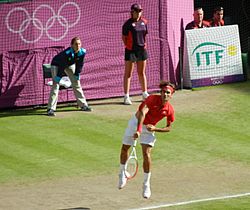 Archivo:Roger Federer London 2012 Men's Singles Quarterfinals cropped