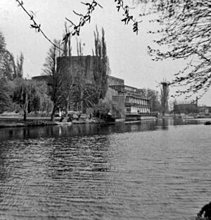 Archivo:Royal Shakespeare Theatre, Stratford-on-Avon, Warwickshire, taken 1965 - geograph.org.uk - 743180