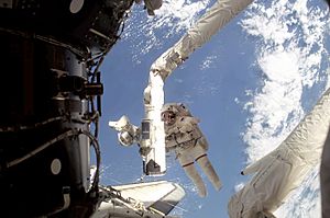 Archivo:STS-108 spacewalk