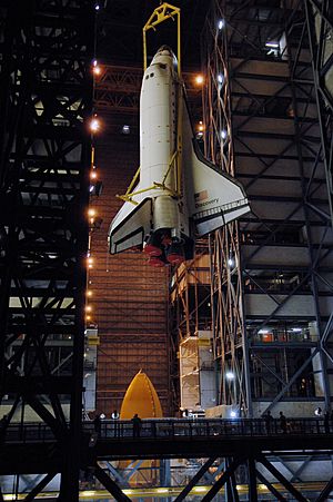 Archivo:STS-116 Stacking