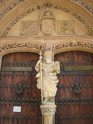 Archivo:Santo y escudo, Iglesia Santiago