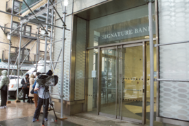 Archivo:Signature bank storefront (39th & Madison) camera setup