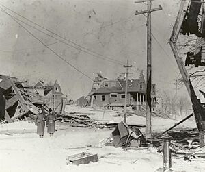 Archivo:Soldiers standing guard in the midst of the devastation on Kaye Street east of Gottingen Street, Halifax (15937894705)