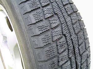 Archivo:Studless tire 2