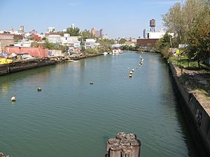 Archivo:The Gowanus Canal - Brooklyn's very own Superfund site - panoramio
