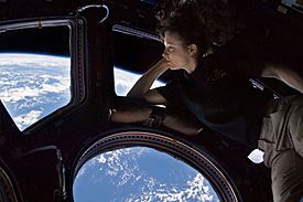 Archivo:Tracy Caldwell Dyson in Cupola ISS